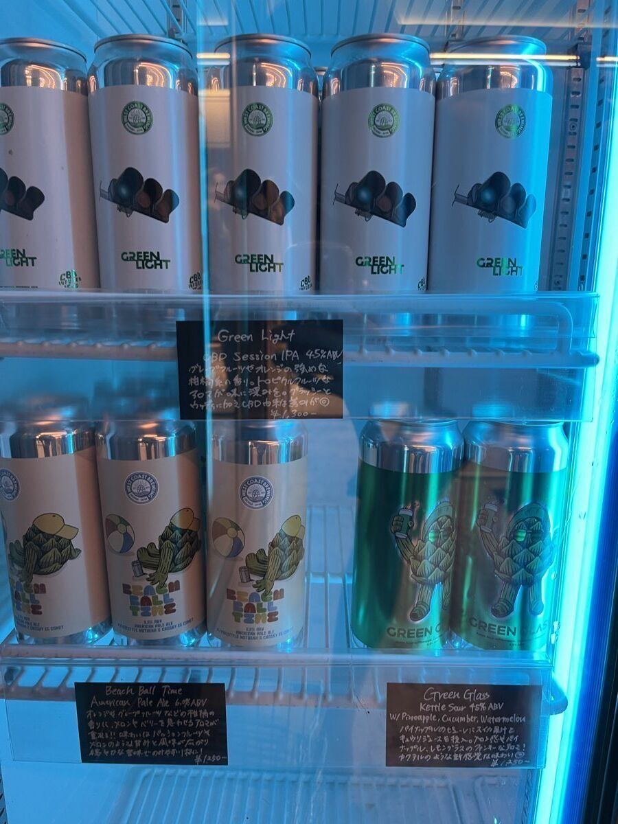 WCB UMEDA 1（梅田） 冷蔵庫にThe Localなど缶ビールが並ぶ