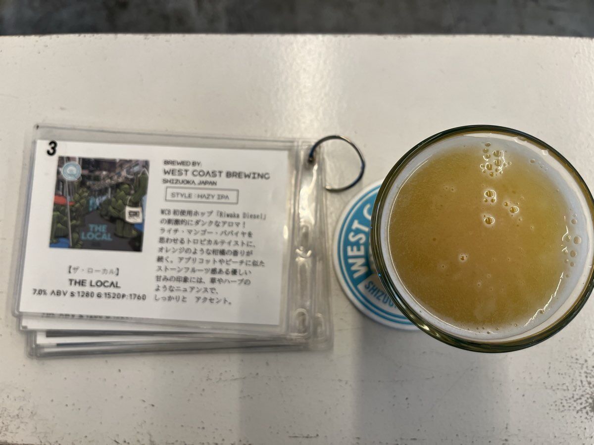 WCB UMEDA 1（梅田） メニューカードとThe Localのグラスを上から撮影