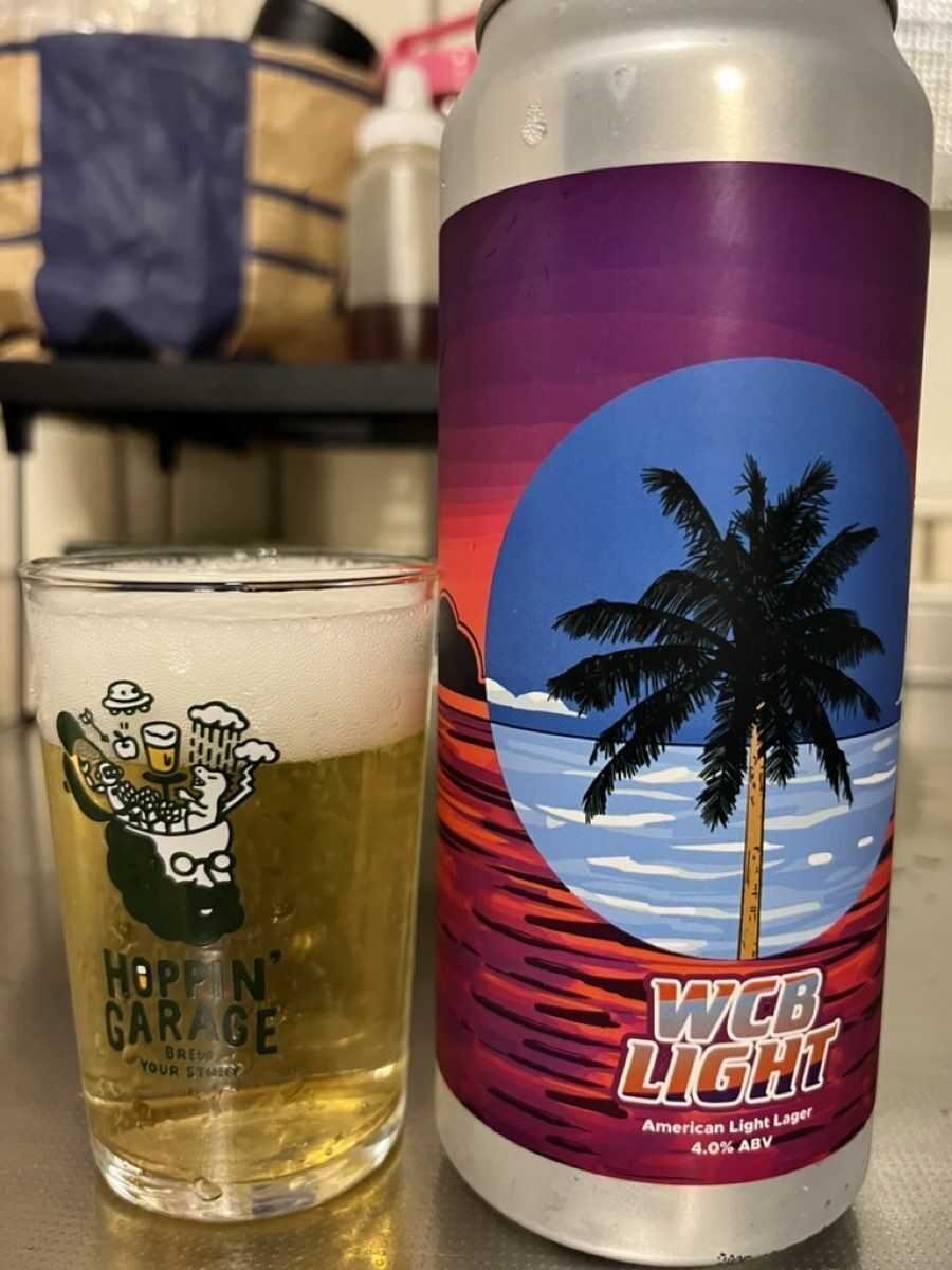 WCB Light American Light Lagerを缶からグラスに注いだ様子 淡いゴールド