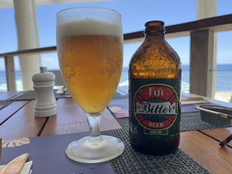 フィジー マラマラ島のレストランで飲んだFiji Bitter 海を眺めながらの一杯