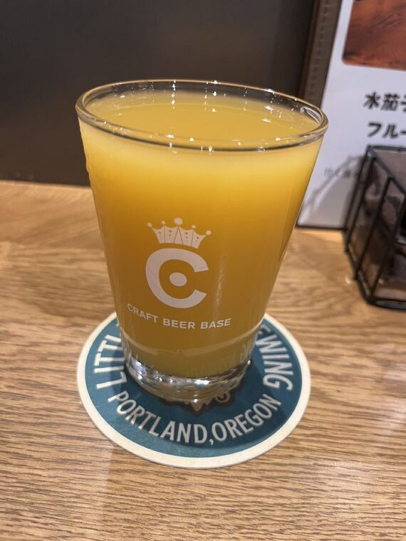 クラフトビアベース Mango Juicy IPA グラス オレンジ色