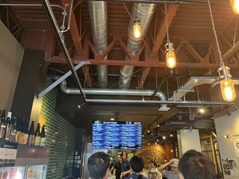 クラフトビアベース Mother Tree 店内全景 タップリスト