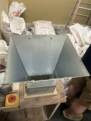 クラフトビアベース 醸造所見学 麦芽粉砕機 ミル