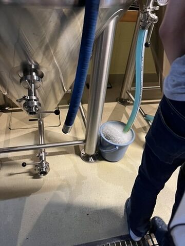 クラフトビアベース 醸造所見学 発酵タンク下部 排出口