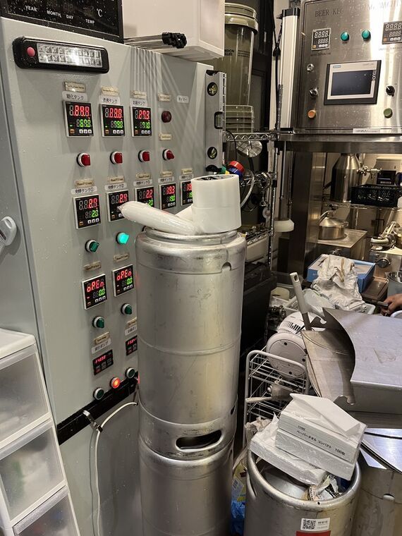 AGARIHAMA BREWERY醸造所の制御パネルと樽