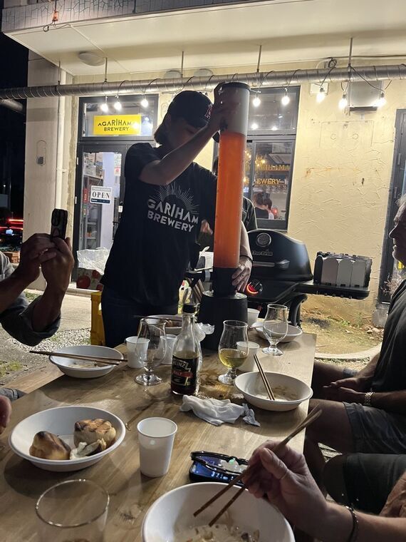 AGARIHAMA BREWERYのタワー型ビールサーバーとスタッフ