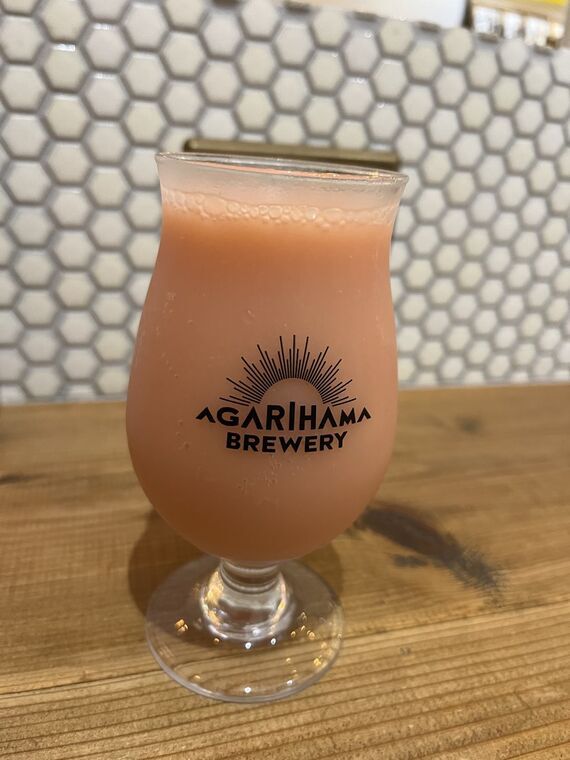 AGARIHAMA BREWERYロゴグラスに注がれたMassive Historia Sour