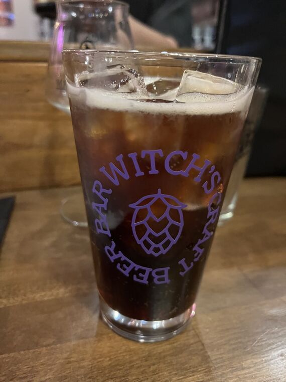 The Root Beer Journeyのルートビアをグラスに注いだところ