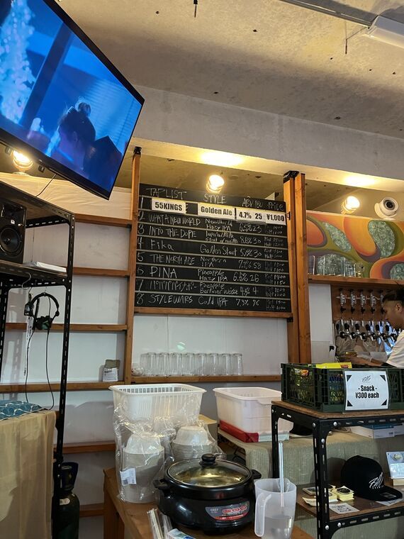 FILL BREWINGの店内（黒板タップリストとテレビのある雰囲気）