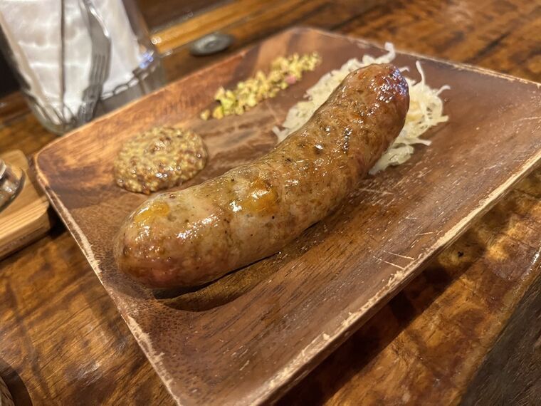 Beer Rizeの粗挽きソーセージと粒マスタード