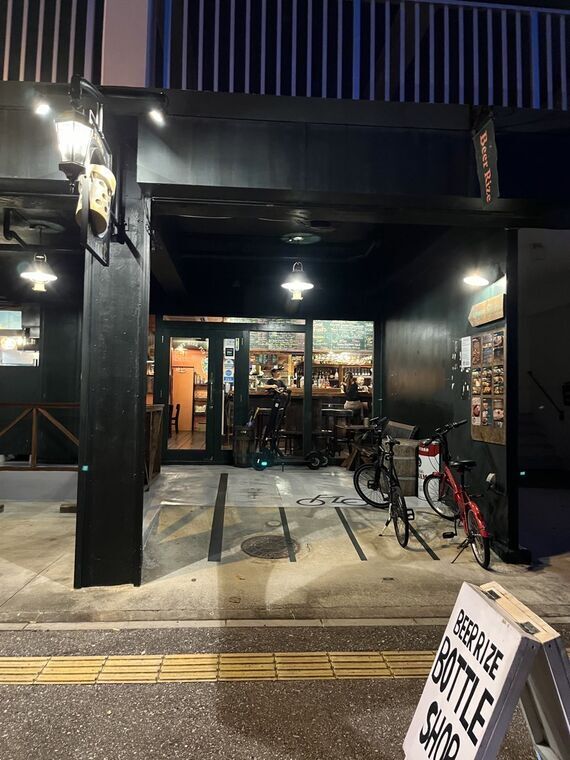 Beer Rize クラフトビール酒場の外観（北谷・夜）