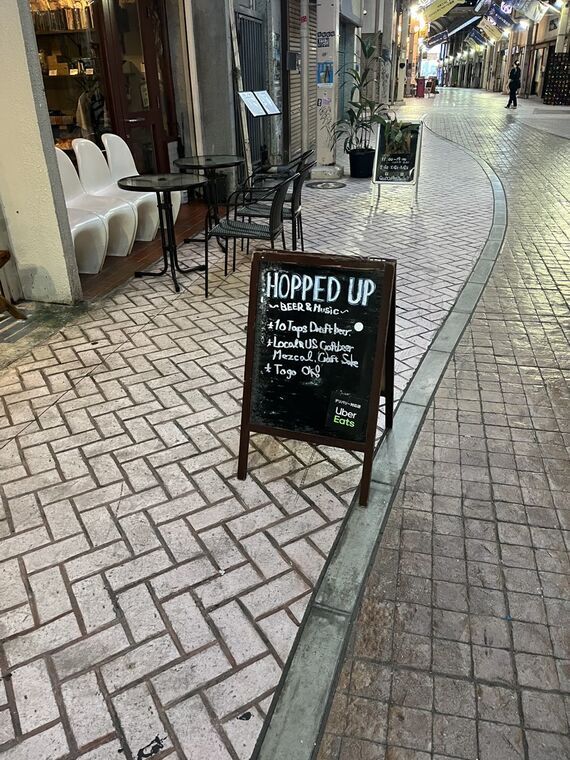 HOPPED UPの看板（BEER &amp;amp; MUSIC）