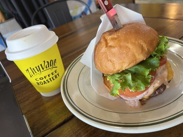 Frankey Tavernのハンバーガーとジバゴコーヒーローステリーのカップ