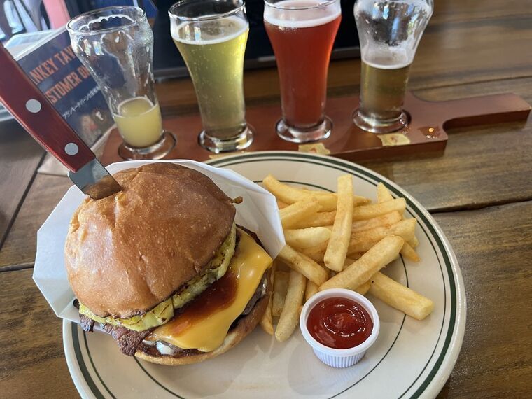 Frankey Tavernのハンバーガーとフライドポテトに4種飲み比べビアフライト