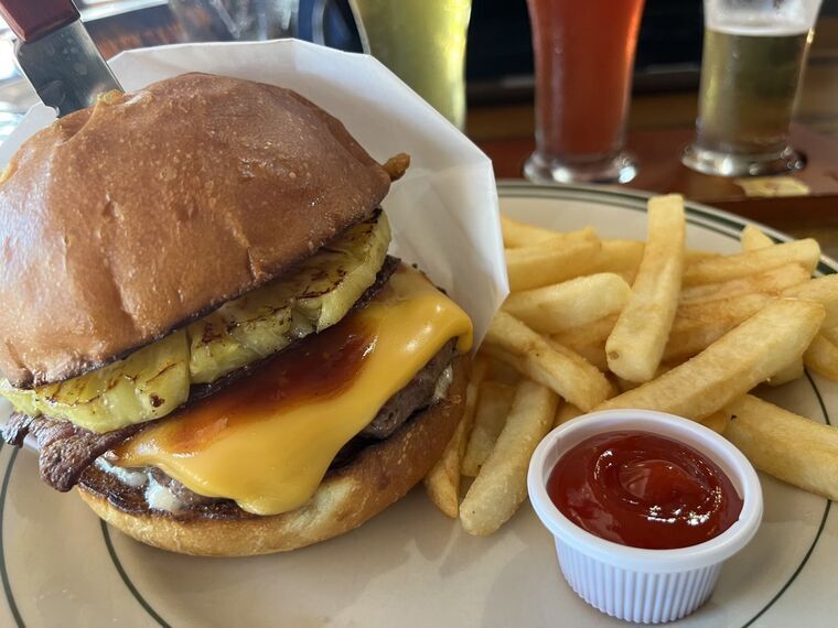 Frankey Tavernのパイナップルバーガーとフライドポテト