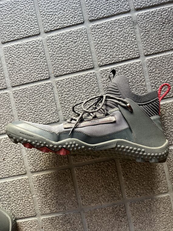 Vivobarefoot MAGNA LITE WR SG 横から見たソールの薄さ