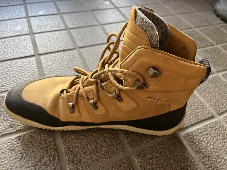 Vivobarefoot TRACKER WINTER SG 側面のWINTER刻印