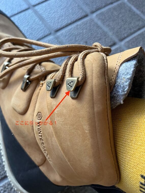 Vivobarefoot TRACKER WINTER SG の紐フック部分アップ つまづきの原因箇所