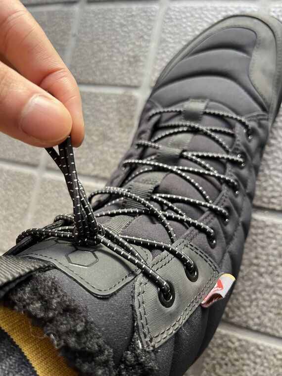 Vivobarefoot GOBI HIBER のゴム紐部分アップ 解けにくい素材