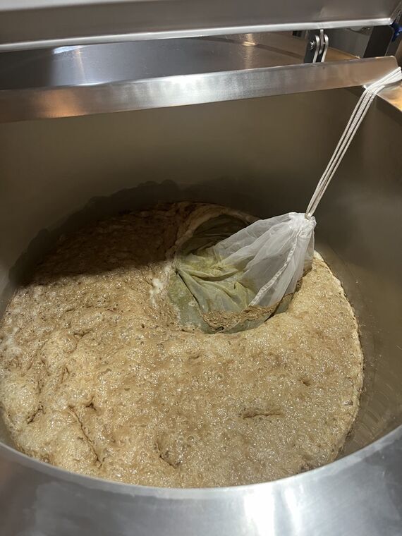 ペレット状のホップを麦汁に付け込んでいる樽の中身