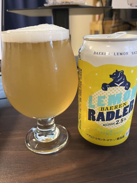 ベアレン レモンラードラーの缶を自宅で飲んだ様子