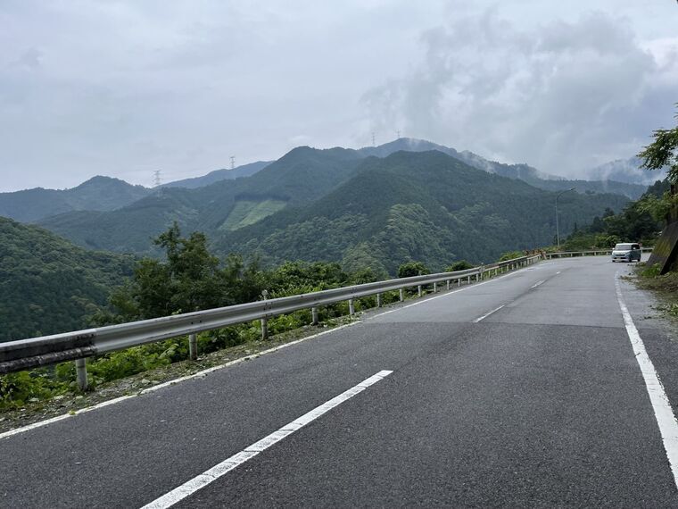 上勝町への道中の山道と緑