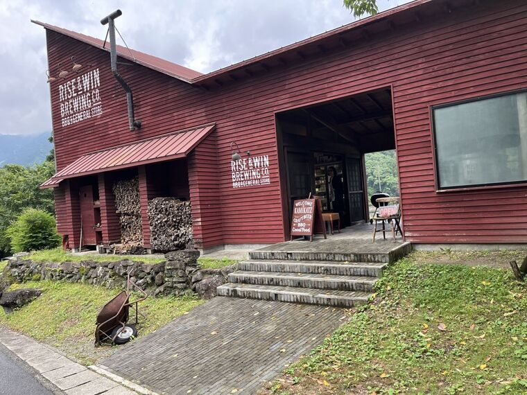 RISE &amp; WIN BREWING CO. の赤い外観