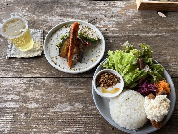 RISE &amp; WIN BREWING CO. のフィッシュカツプレートと野菜グリル
