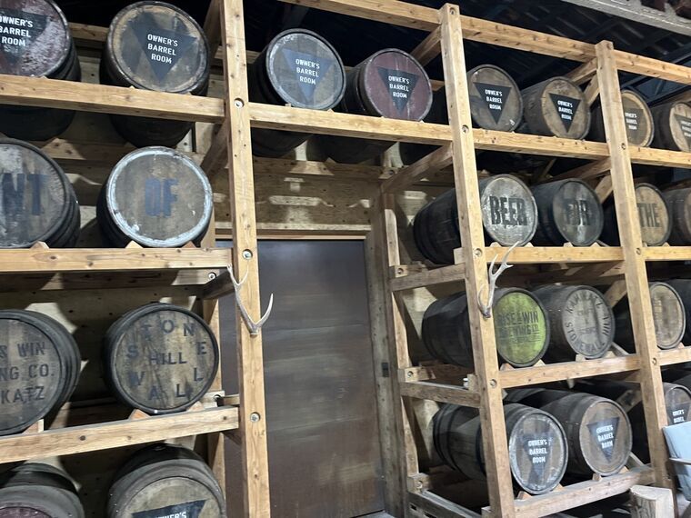 KAMIKATZ Owner's Barrel Roomの樽が並ぶバレルルーム
