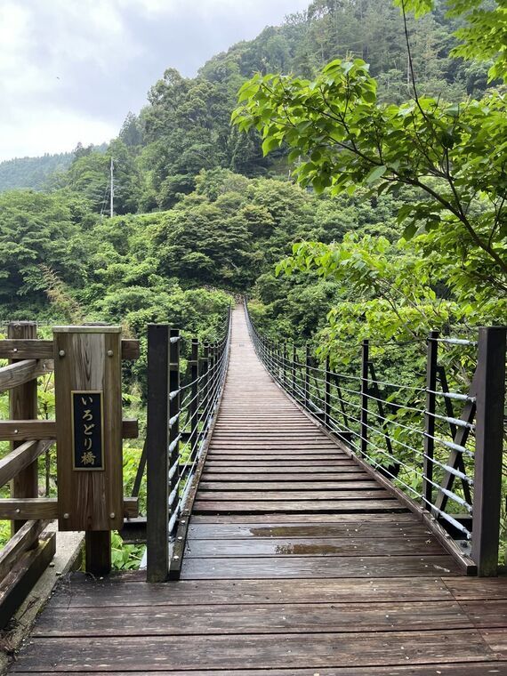 上勝町いろどり橋の入口と吊り橋