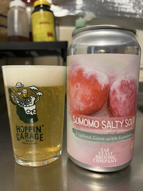 Far Yeast Brewing Sumomo Salty Sourの缶とグラス すもものイラストが描かれたピンクのデザイン