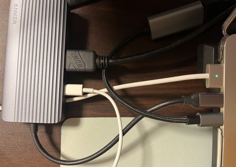 M5 MacBook AirにAnkerハブとHDMIケーブルを接続した状態