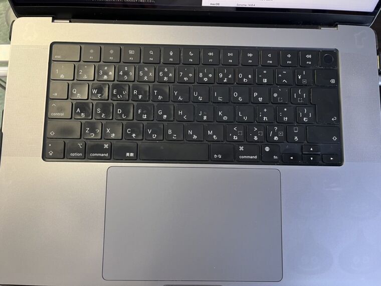 M1 Max MacBook Pro キーボードのテカリとスライムステッカー