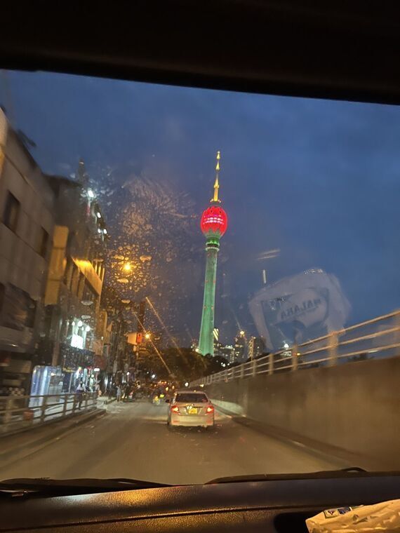 コロンボ市内を走るUber車の車窓から見たLotus Tower