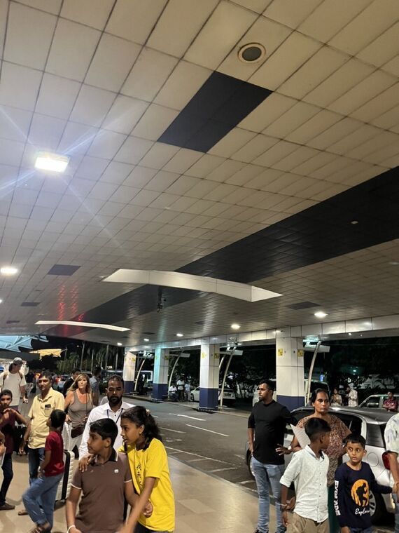 バンダラナイケ空港の夜の外観