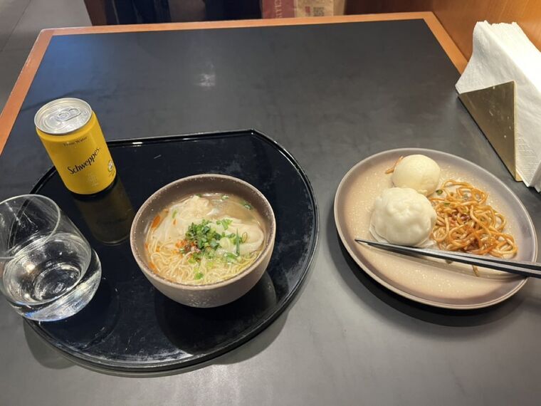 The Pierのワンタンヌードル・肉まん・焼きそば