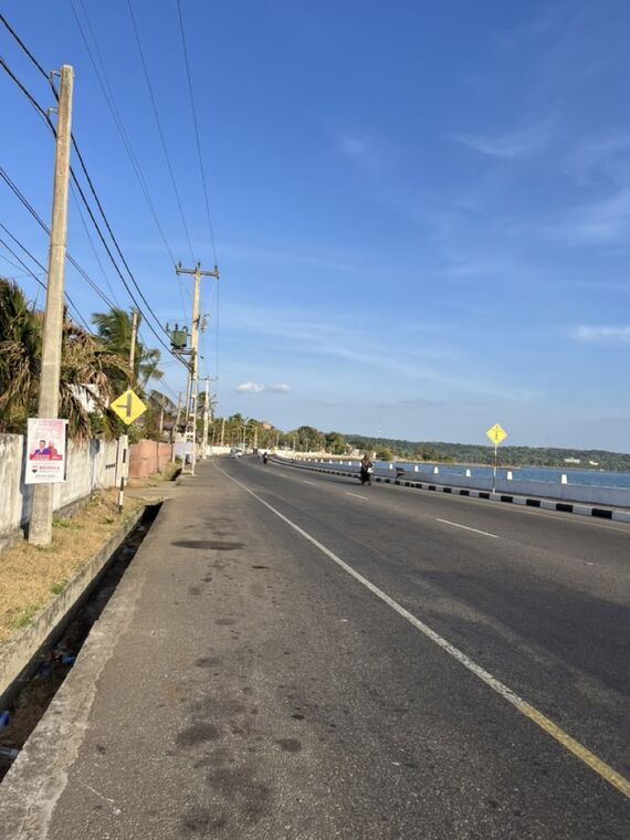 トリンコマリー手前のヤード湾沿いの道路