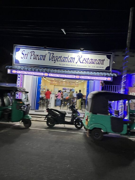 Sri Purani Vegetarian Restaurantの外観（夜）