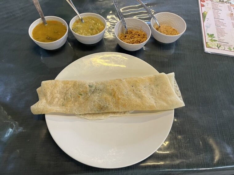 Vegan Cafeteriaのギーマサラドーサとサイドディッシュ