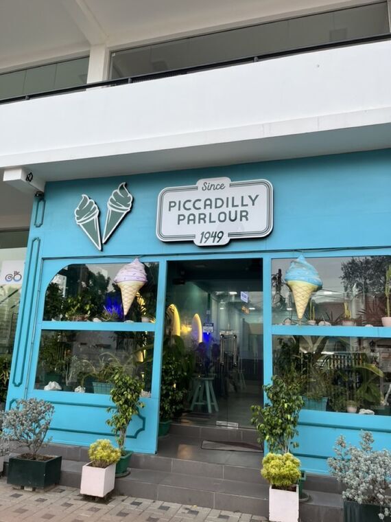 Piccadilly Parlourの外観（Since 1949）