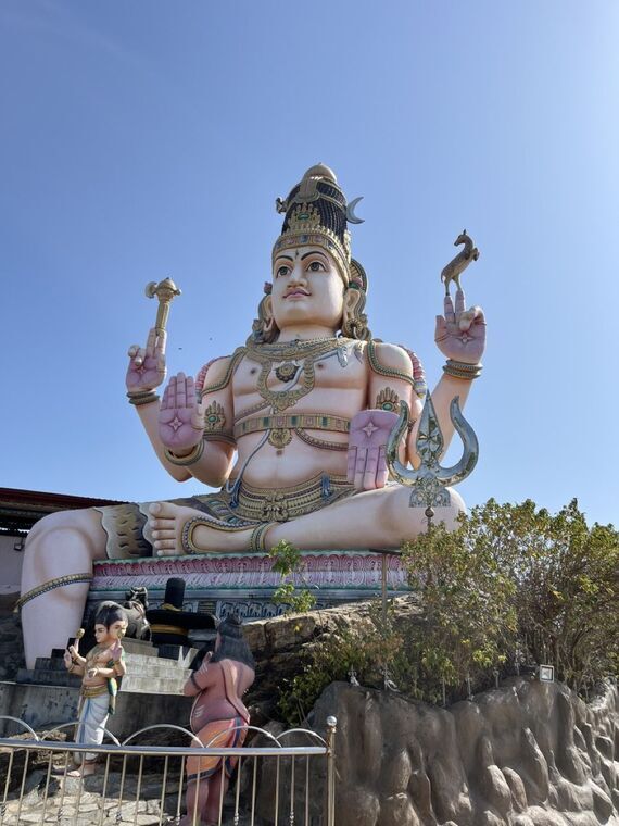 コネスヴァラム寺院の巨大なシヴァ像