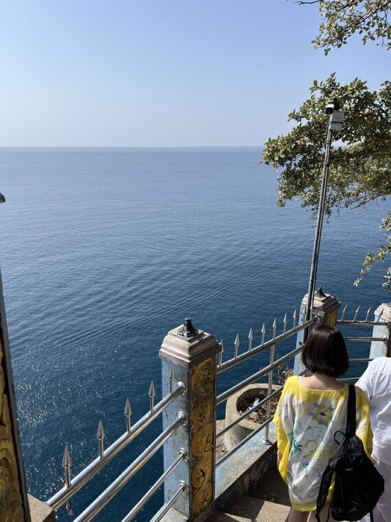 コネスヴァラム寺院の階段から見える海