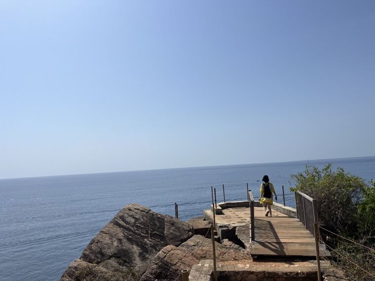 Fort Frederick付近の崖上の遊歩道とインド洋の絶景