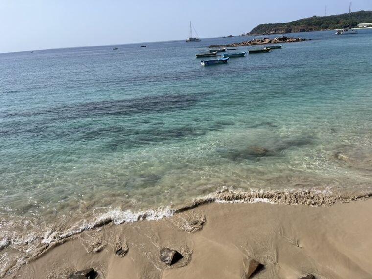 トリンコマリーの透明なターコイズブルーの海