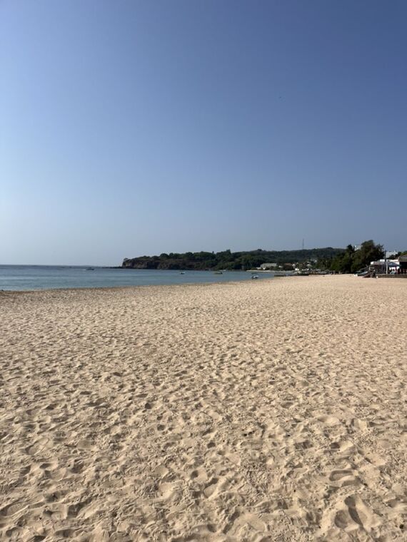 トリンコマリーの白砂ビーチと青い海