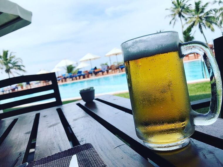 Mount Lavinia Hotelでビールとハンバーガー