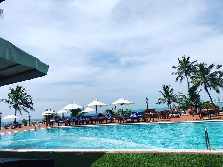 Mount Lavinia Hotelのプールと海