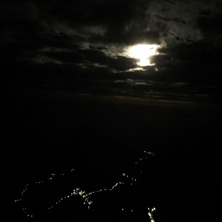 スリーパーダ頂上からの夜景と月