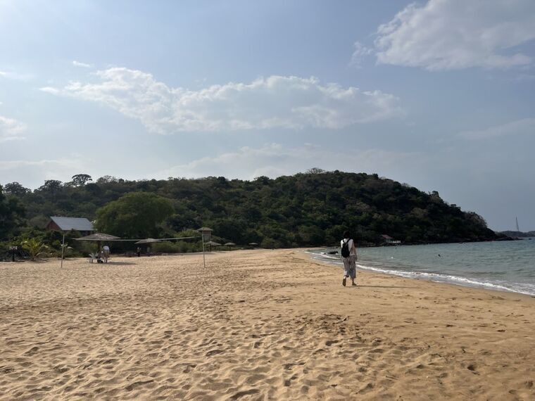 トリンコマリーMarble Beachの砂浜と緑に覆われた丘