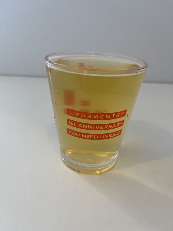 FARMENTRYのWoodpickerをFARMENTRY 1st Anniversaryグラスに注いだところ